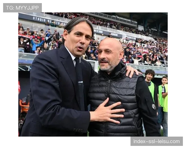 人物特写：失利后，国际米兰主帅因扎吉在更衣室外逐一拥抱安慰球员