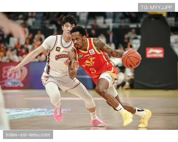 终场哨响，新疆外援琼斯与辽宁外援弗格拥抱致意，交换球衣